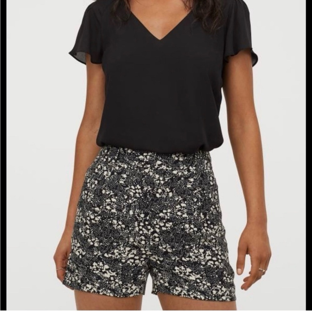 H&M Black And White Printed Tailored Shorts 4 NWT